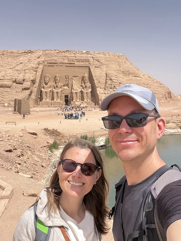 un couple qui pose devant le temple d'Abou Simbel en Egypte