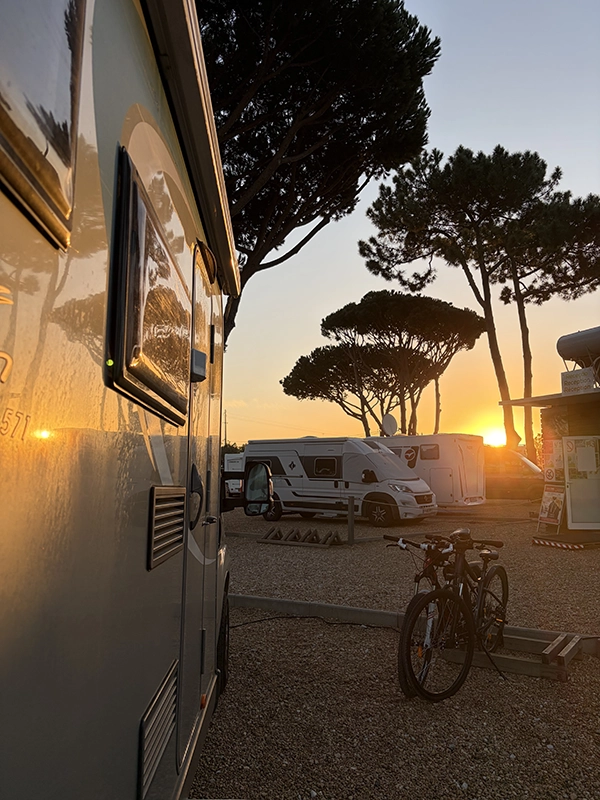 coucher de soleil avec des camping car autour