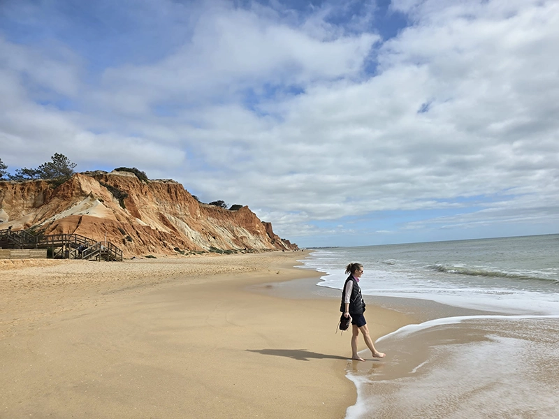 Balade sur la plage de Falesia au Portugal dans la région de l'Algarve