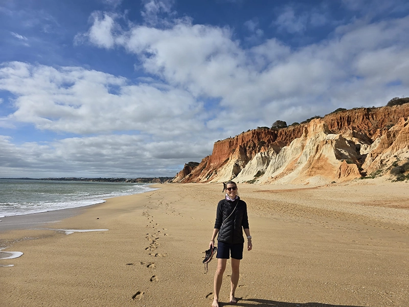 Balade sur la plage de Falesia au Portugal dans la région de l'Algarve