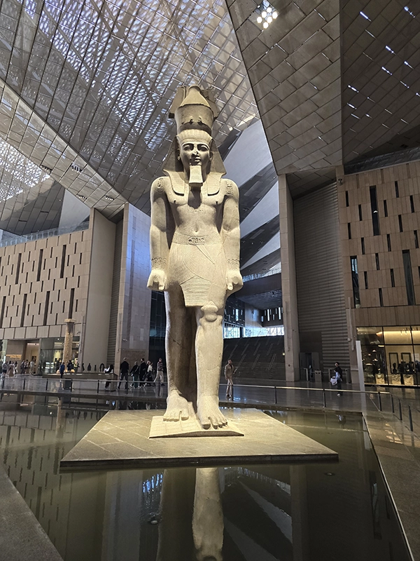 Statue de Ramses 2 dans l'entrée du Grand Musée Egyptien 