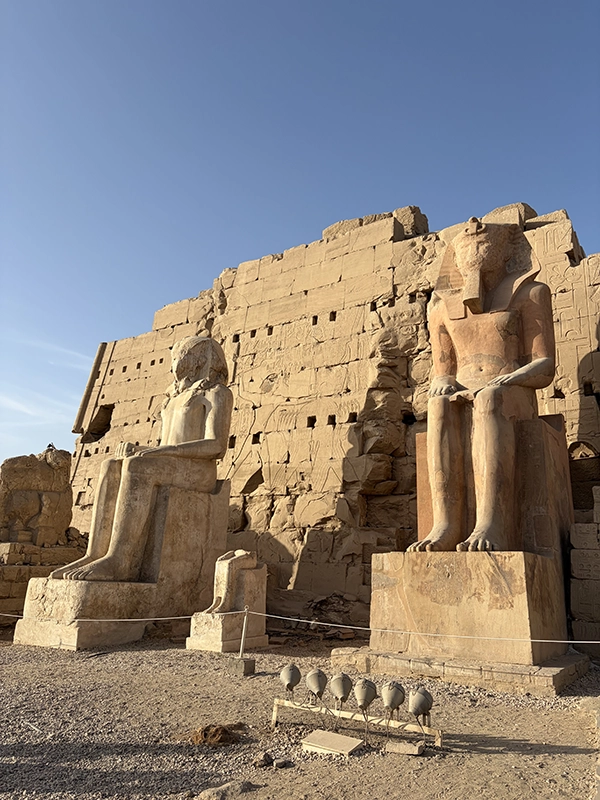 statue de Ramses 2 au temple de Karnak en Egypte