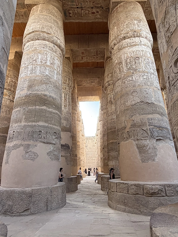 Immenses colonnes à l'intérieur du temple de Karnak en Egypte