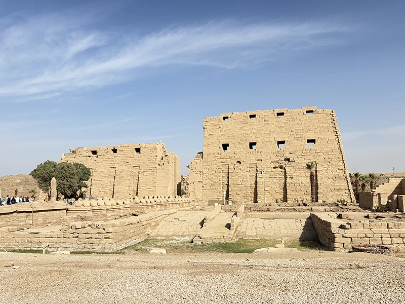 Face devant le temple de Karnak