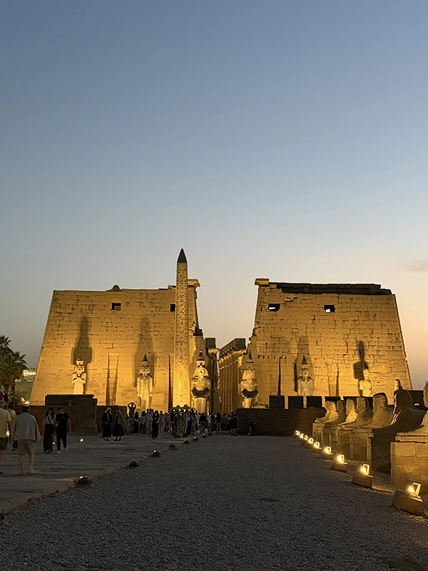 façade du temple de Louxor à la tombée de la nuit