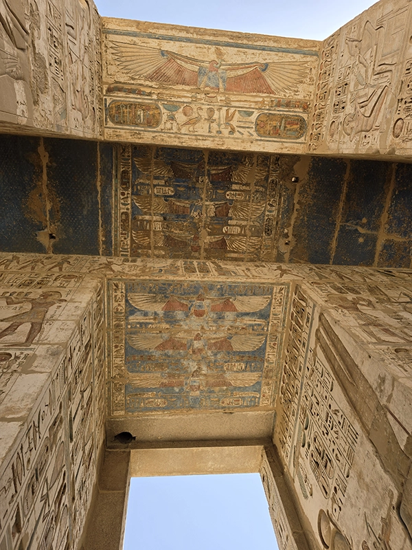 Interieur d'une porte dans le temple de Médinet Habou à Louxor en Egypte