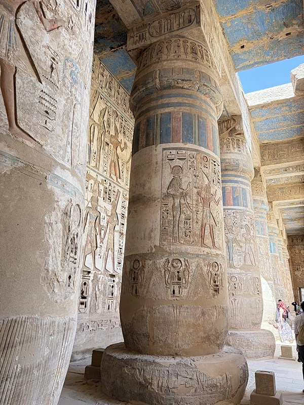 Colonne avec belles couleurs dans le temple de Medinet Habou à Louxor en Egypte
