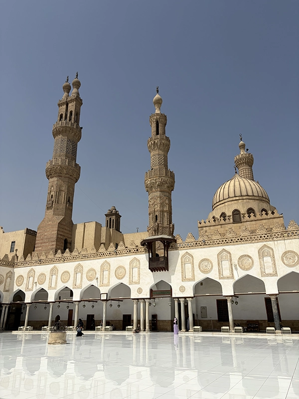 Mosquée au Caire en Egypte avec sol d'un blanc brillant