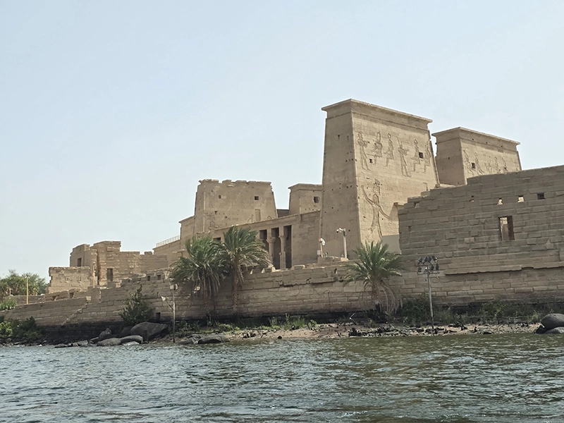 Vue depuis le Nil du temple de Philae