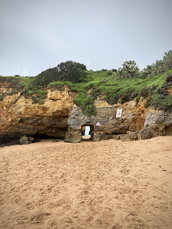 Grottes de la plage des étudiantes au Portugal