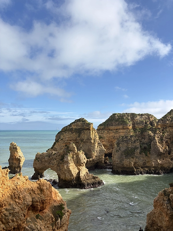 Vue spectaculaire sur les falaises dans l'Algarve à Ponta da Piedade