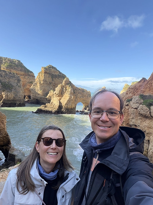 Photo d'un couple sur la Ponta da Piedade dans l'Algarve au Portugal