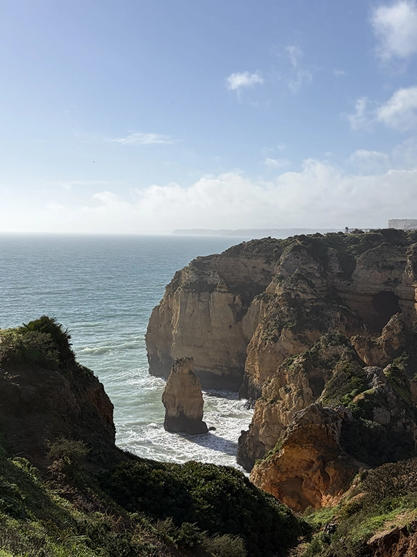 Vue spectaculaire sur les falaises dans l'Algarve