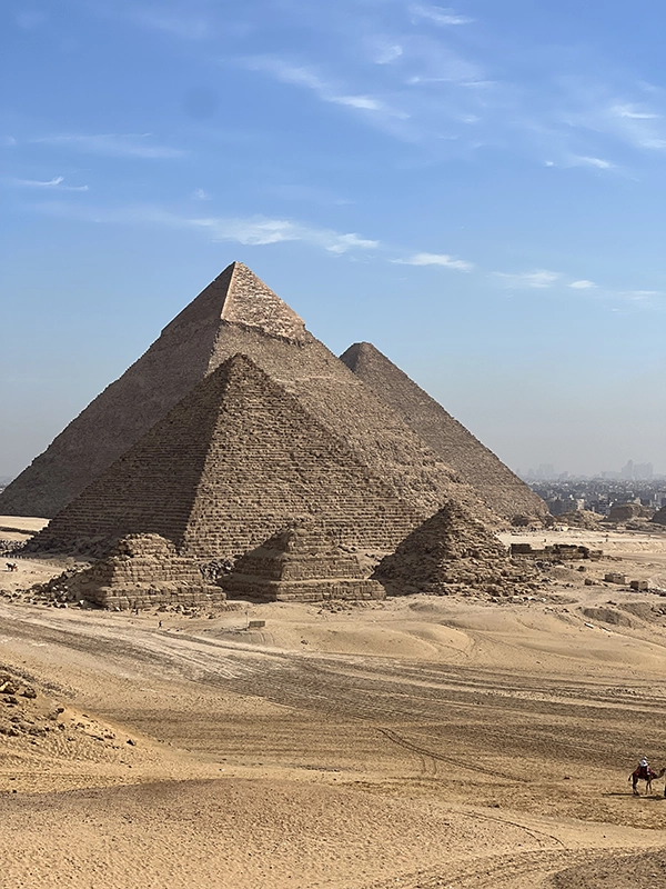 Photo des 3 pyramides de Gizeh et 3 petites pyramides annexes