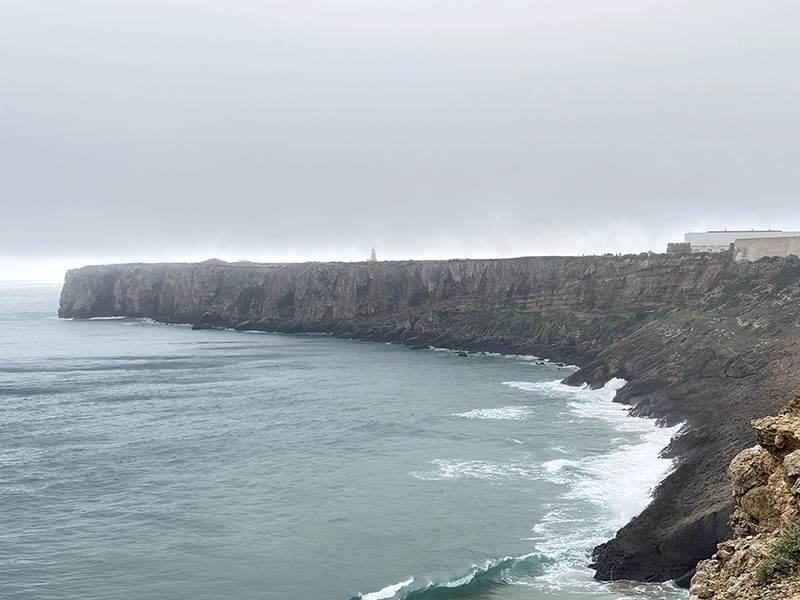 Vue embrumée sur les falaise de Sagres au Portugal
