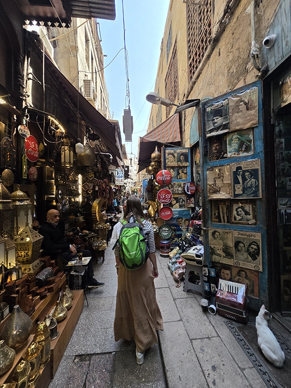 Jeune femme dans le souk au Caire en Egypte