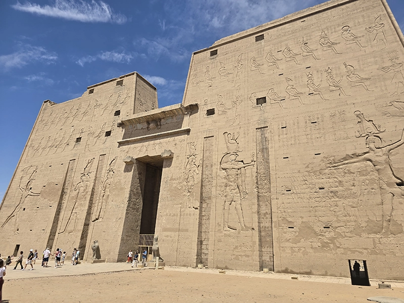 Façade du temple d'Edfou