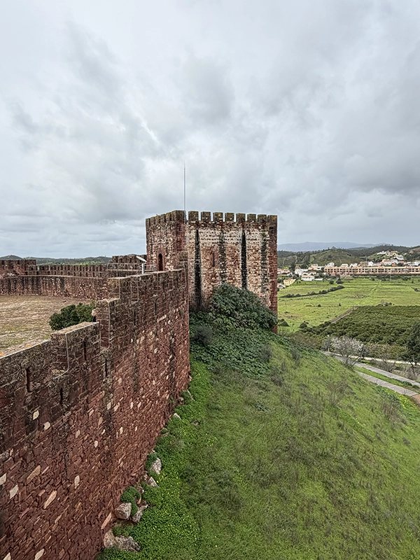 Remparts exterieur en grès rouge du château de Silves