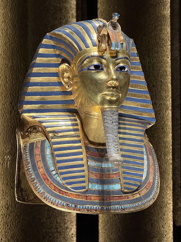 Masque en or massif de Toutankhamon exposé au Grand Musée Egyptien