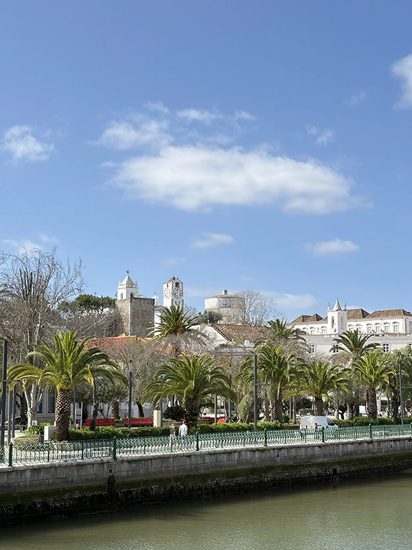 Vue de Tavira sur le bord du fleuve