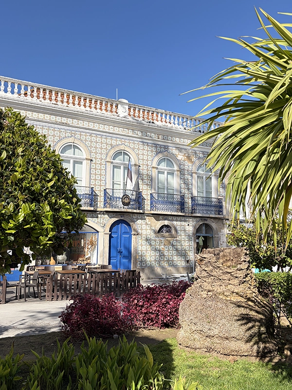 Joli facade de maison dans la ville de Tavira dans le sud du Portugal
