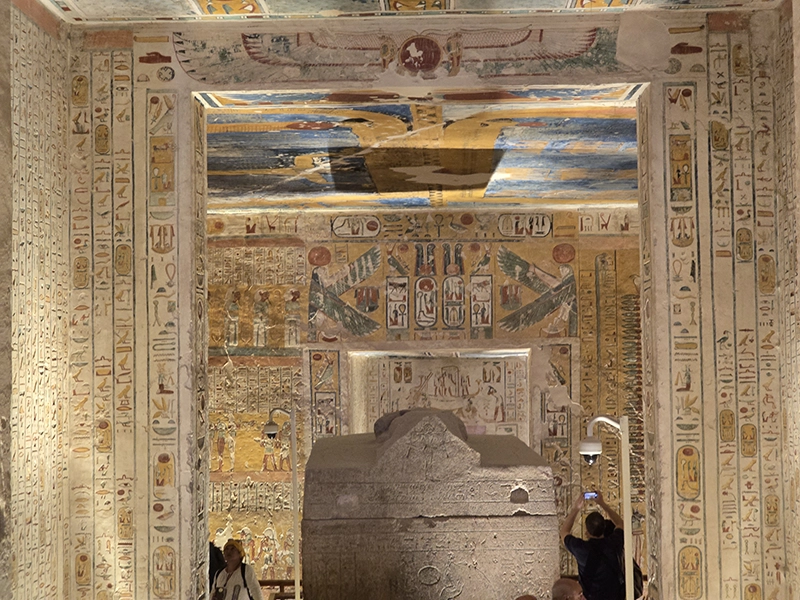 A l'intérieur du tombeau de Ramses 4 dans la vallée des rois en Egypte
