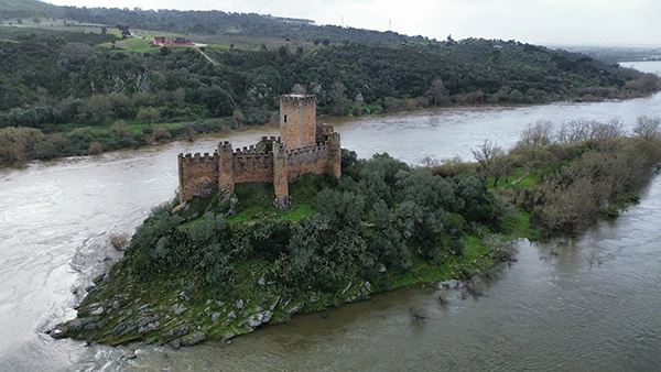 Vue arérienne du chateau d'Almourol au Portugal
