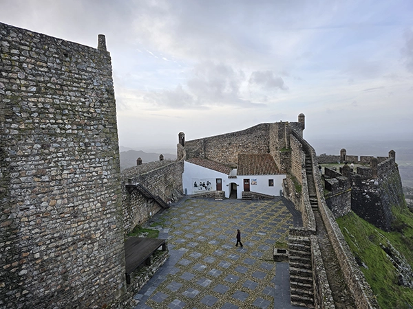 Cour intérieure du château de Marvao au Portugal