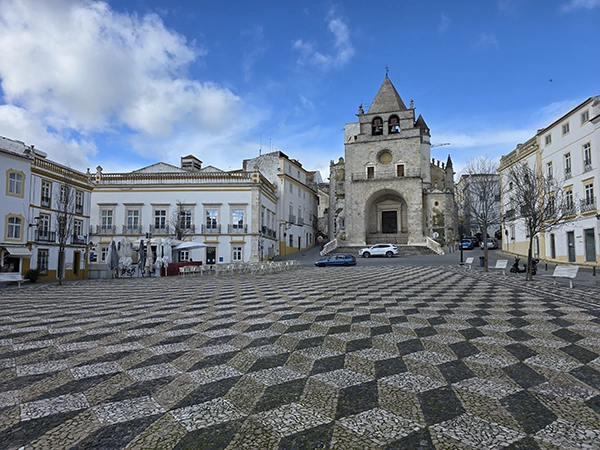 Eglise sur la place de la république à Elvas