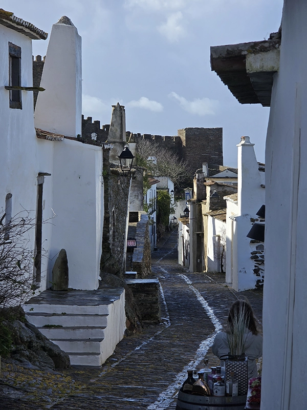 ruelle blanche avec pavées à Monsaraz au Portugal