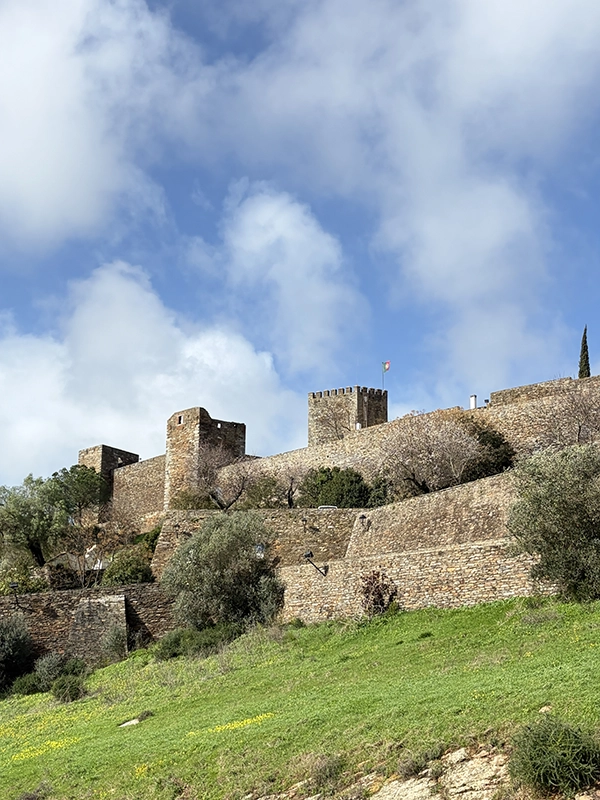 Vue extérieur du château de Monsaraz au Portugal