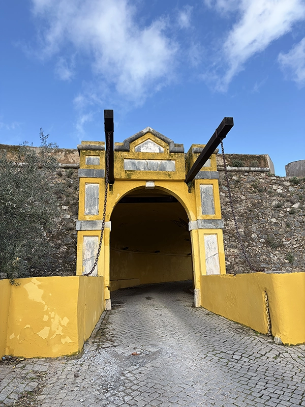 entrée d'un rempart de couleur jaune de la ville d'Elvas au Portugal